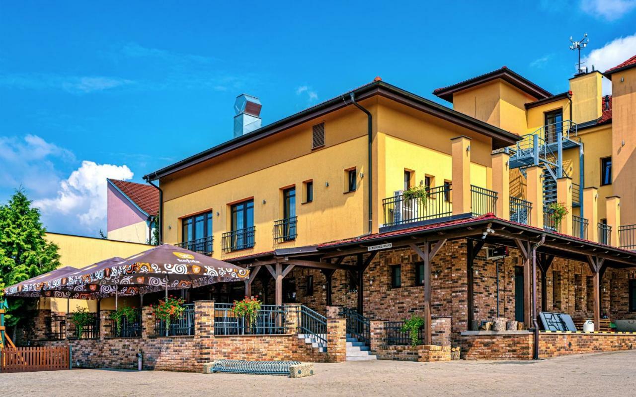 Hotel Lidovy Dum Bzenec Exterior foto